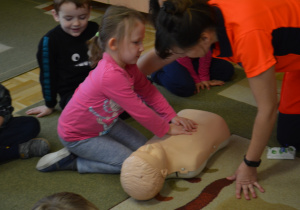 Dzieci z grupy III uczą się jak robić sztuczne oddychanie